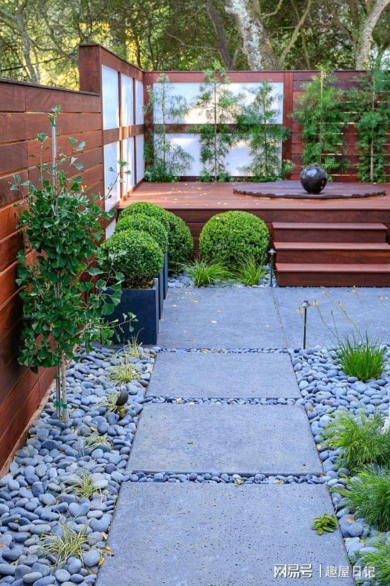 龙珠体育app庭院设计：4个石材花园院子用石板铺地最好了(图1)